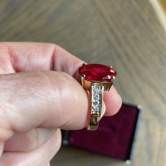 Ruby red cut stone ring gold tone - Picture 2 of 3